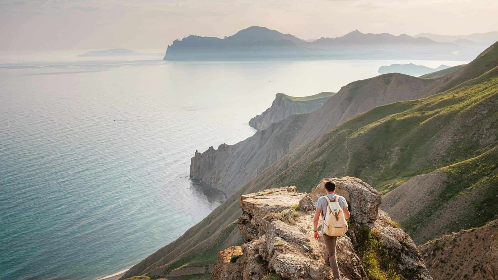 How to Meet People While Traveling Alone