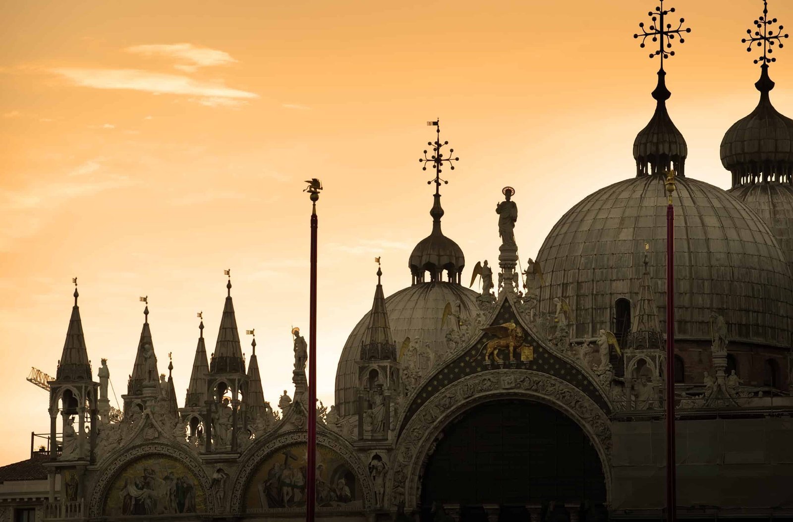 Avoiding Cultural Mistakes When Traveling: Your Complete Guide to International Travel Laws and Cultural Etiquette